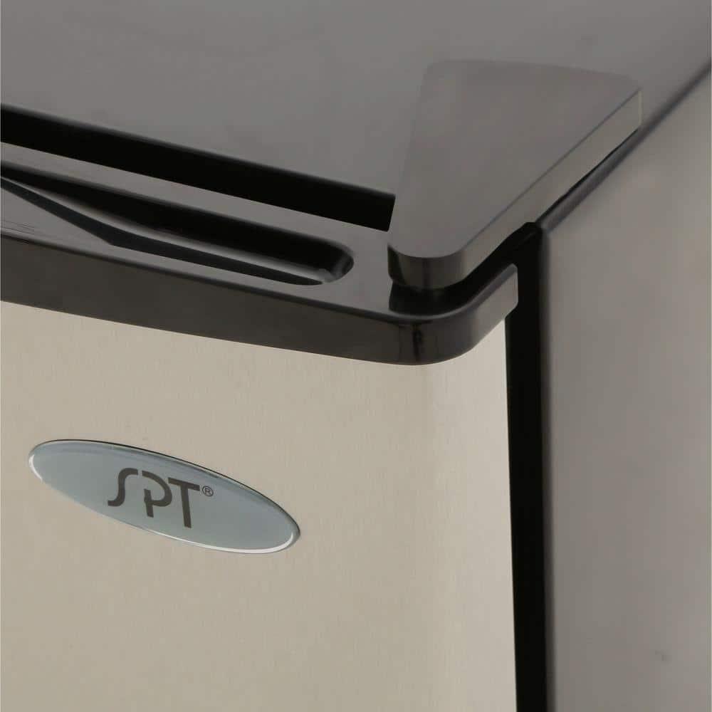 Sunpentown 1.1 Cu. Ft. Standard Upright Freezer, Black