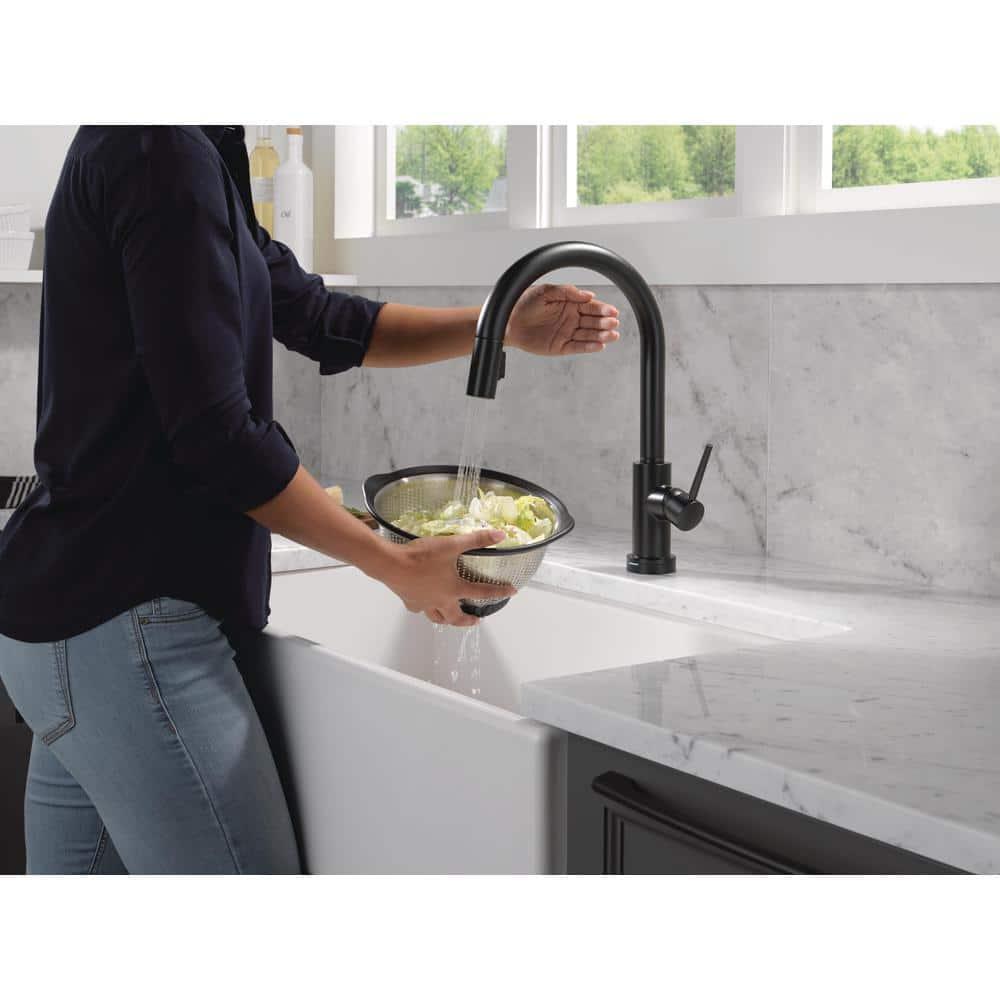 Trinsic Touch2O Kitchen Sink Faucet with Touchless Technology