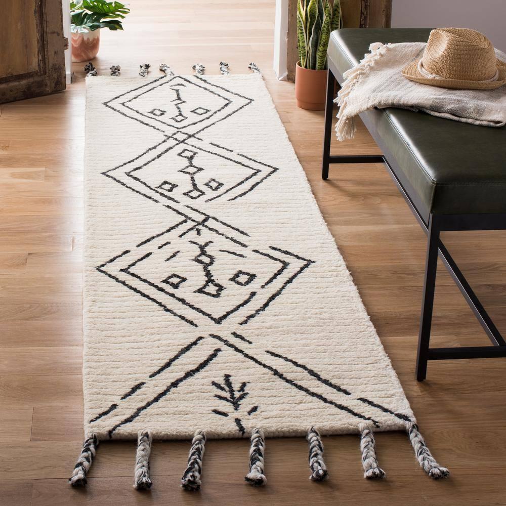 SAFAVIEH Casablanca Otis Abstract Moroccan Wool Shag Runner Rug, Ivory/Black, 2'3" x 8'