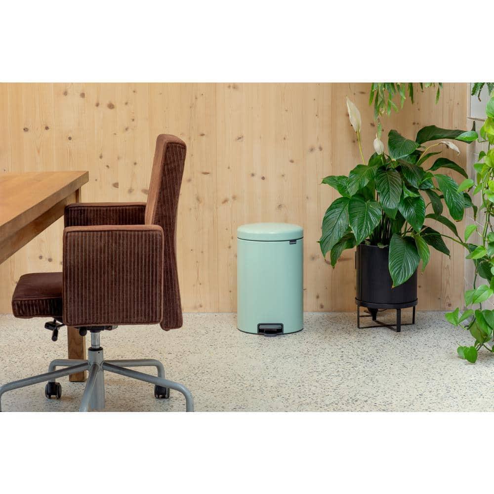Jade Green Round Plastic Step-On Trash Can, 5.3 Gallon