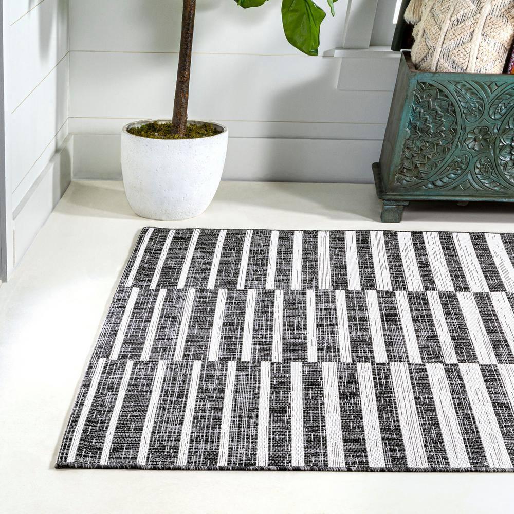 5'x8' Sukie Modern Offset Stripe Indoor/Outdoor Area Rug, Black/Ivory - JONATHAN Y
