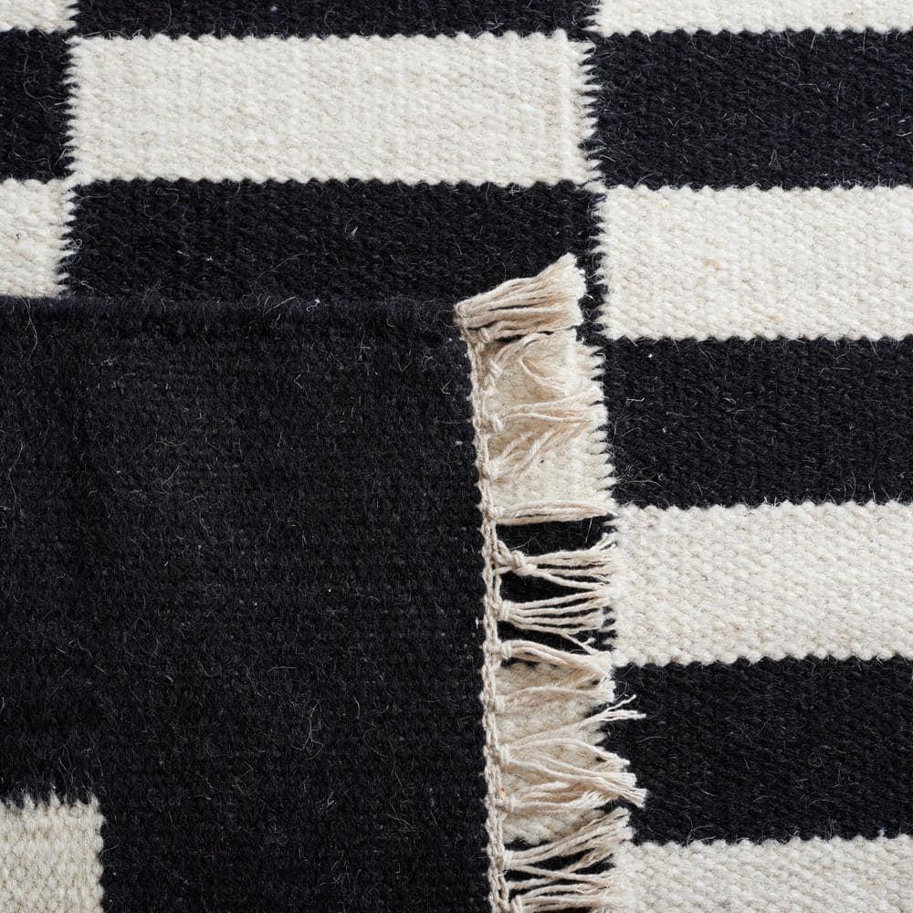 Striped Kilim STK805 Hand Woven Area Rug - Black/Ivory - 4'x6' - Safavieh.