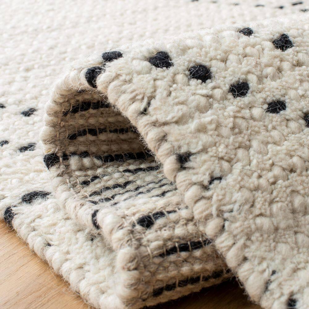 Casablanca CSB676 Hand Loomed Area Rug - Ivory/Black - 4'x6' - Safavieh.