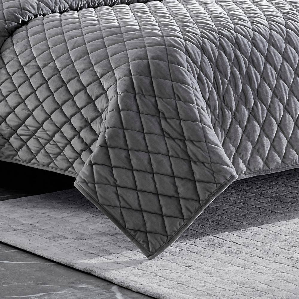 Vera Wang Vera Wang Diamond Velvet Quilt Set