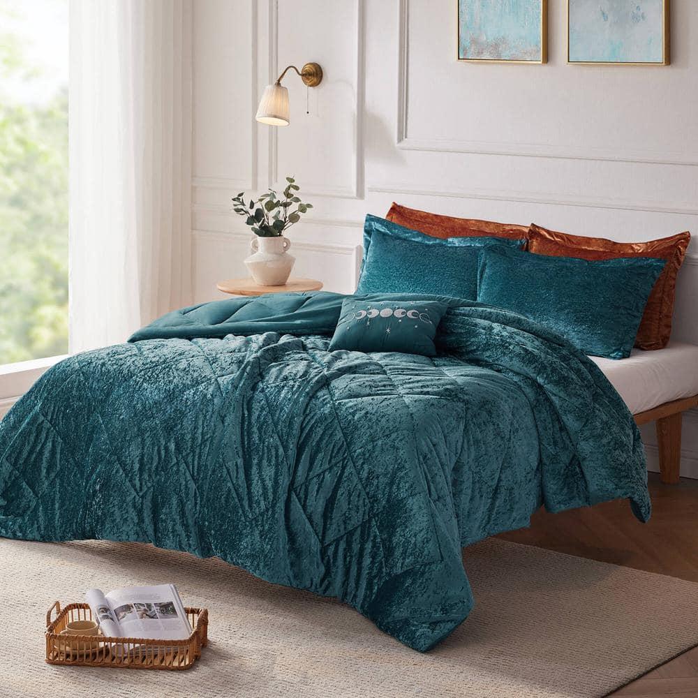 Intelligent Design King/Cal King Size Comforter Sets, 4-Piece Velvet Bedding Set for All Seasons, Teal Comforter Bed Set with Decor Pillow