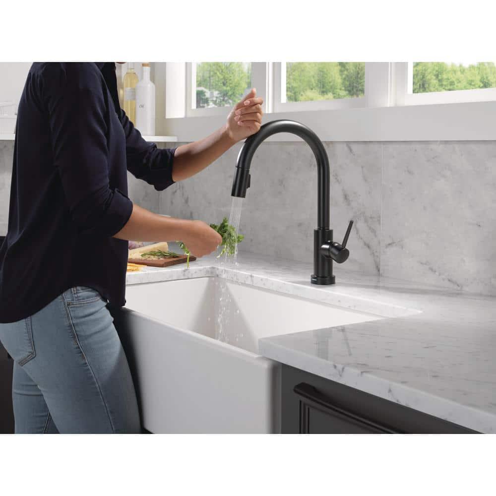 Trinsic Touch2O Kitchen Sink Faucet with Touchless Technology