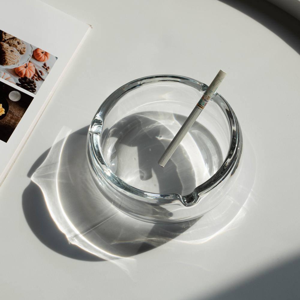 Basicwise Basicwise Elegant Glass Round Portable And Modern Ashtray - Perfect For Smokers And As A Decorative Accent For Home, Office, Porch Or Patio - Cigarette Holder For Both Indoor And Outdoor Use