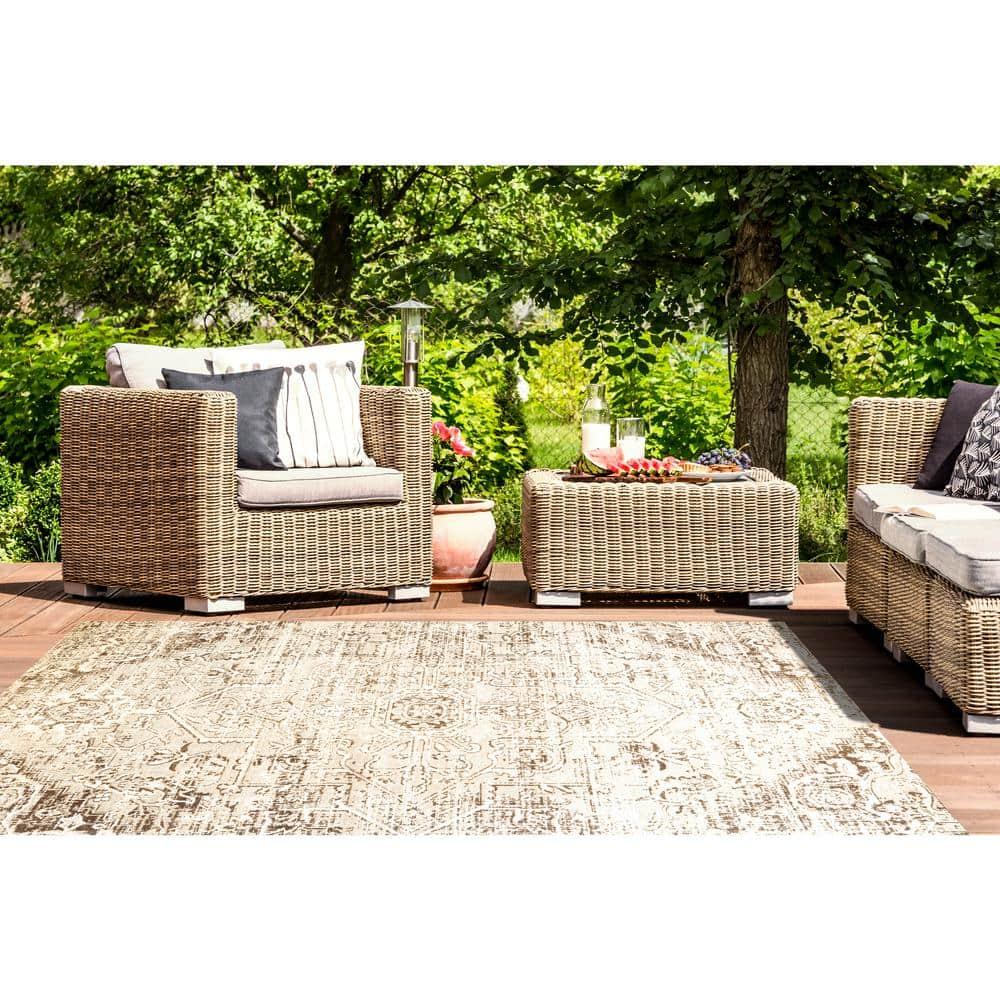 Nicole Miller Nicole Miller New York Patio Sofia Medallion Indoor/Outdoor Area Rug, Light Grey/Dark Grey