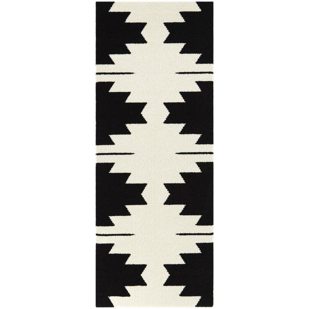 Nicholas Black 3 ft. x 7 ft. Medallion Runner Rug