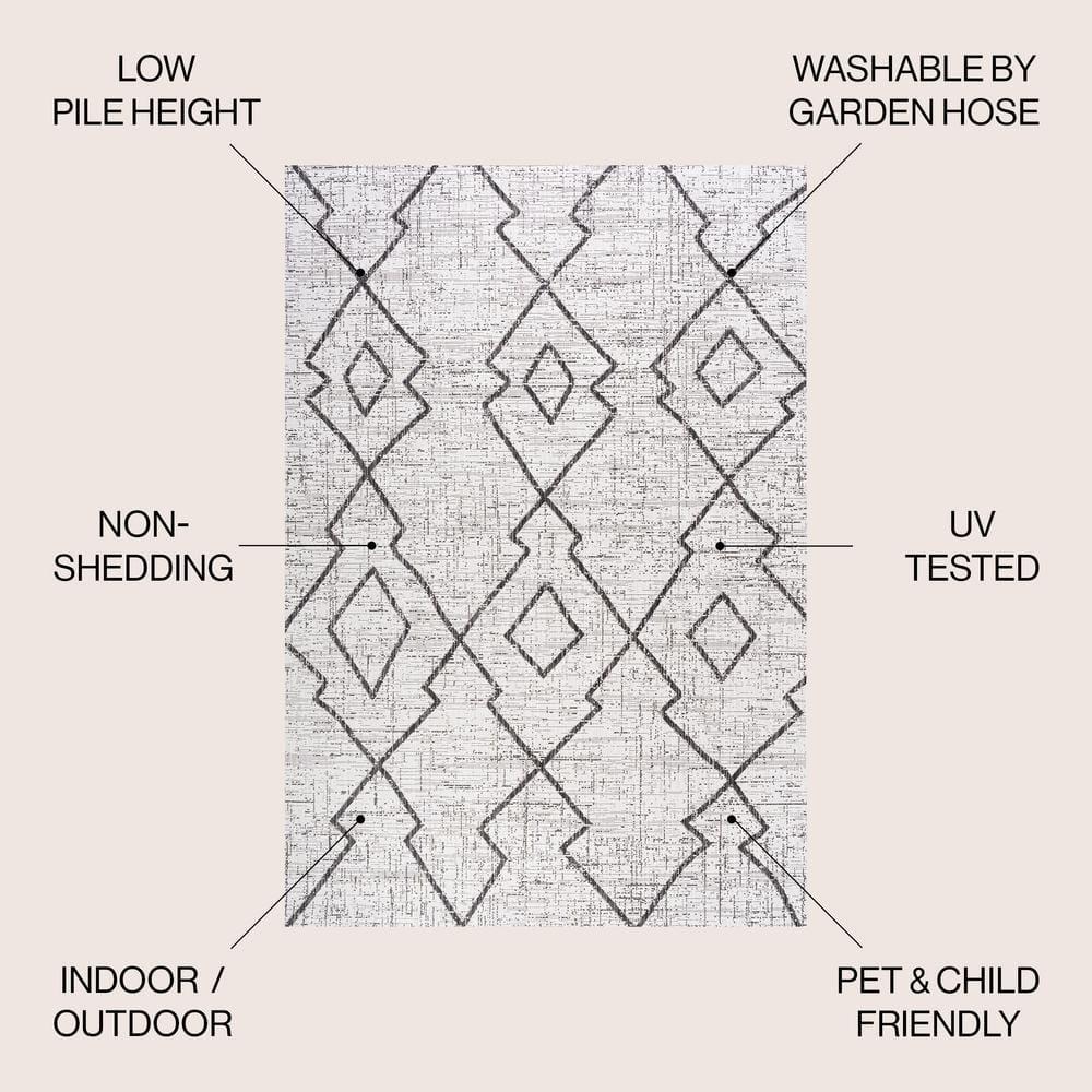3'x5' Carwa  Diamond Trellis Indoor/Outdoor Area Rug, Ivory/Black - JONATHAN Y