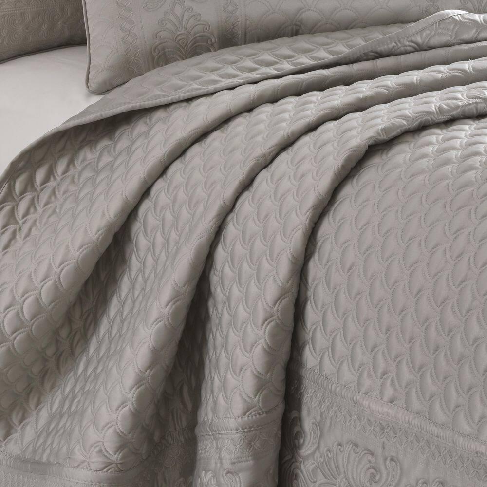Five Queens Court Lincoln Coverlet