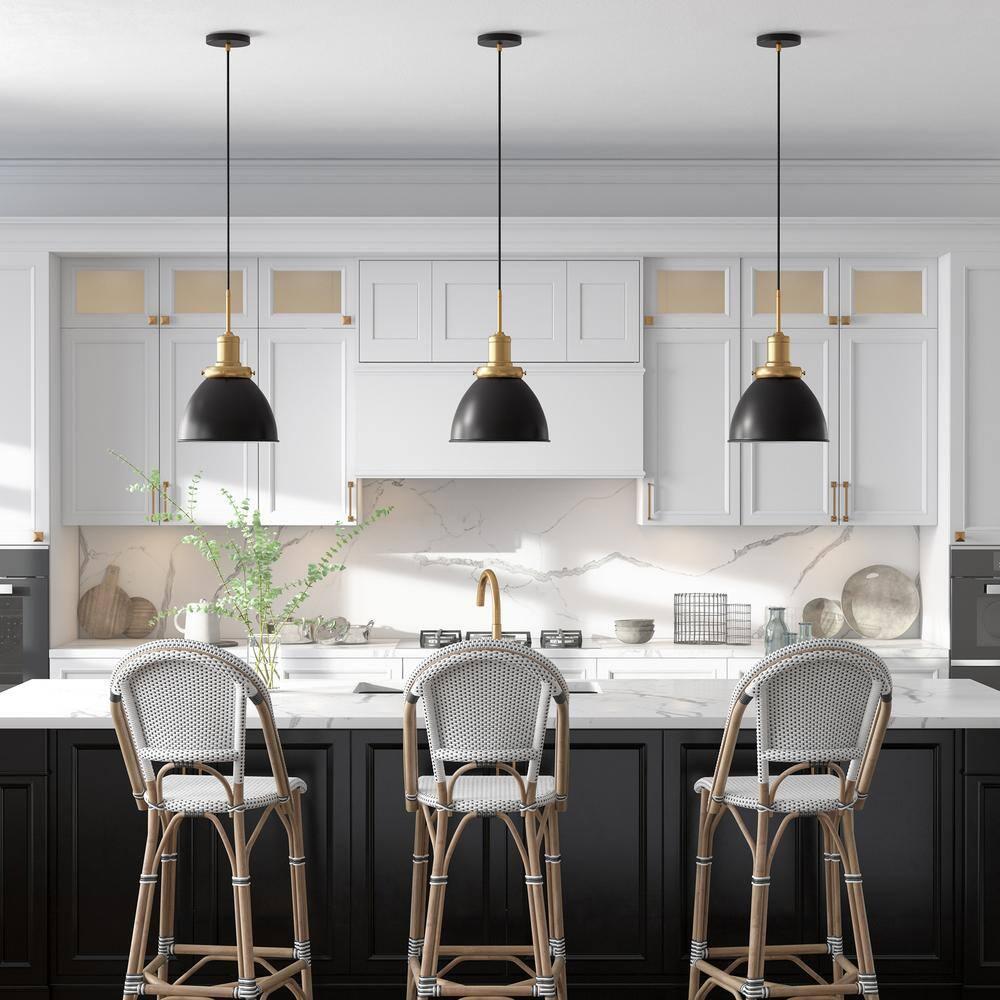 Evelyn&Zoe 12" Black/Brass Metal Pendant