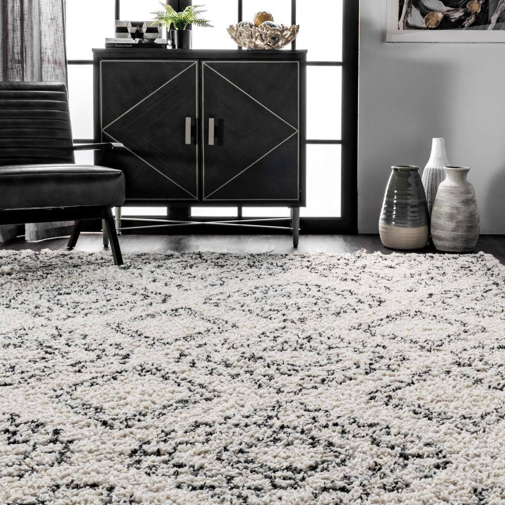 Nuloom Vasiliki Geometric 2x3 Accent Shag Indoor Area Rug for Living Room Bedroom Dining Room Nursery Entryway, Off White/Charcoal
