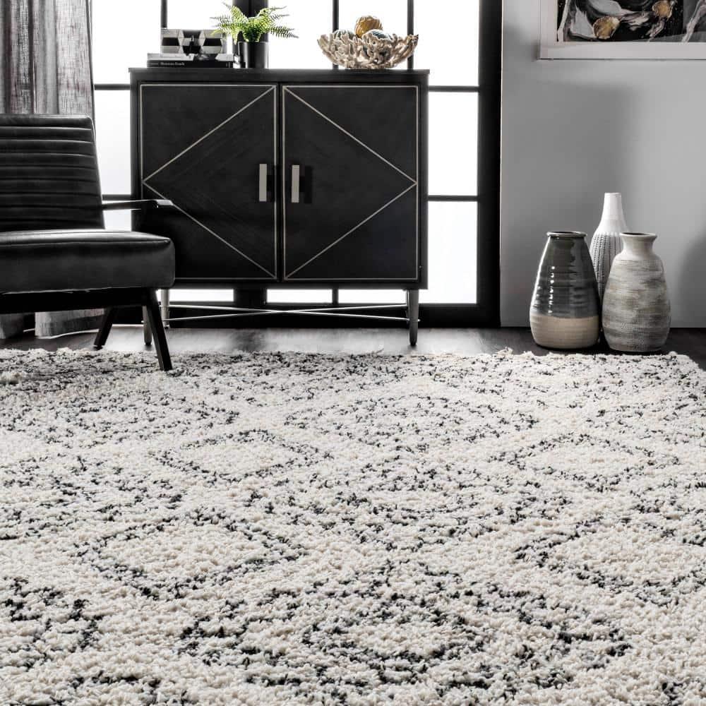 Nuloom Vasiliki Geometric 4x6 Shag Indoor Area Rug for Living Room Bedroom Dining Room Nursery, Off White/Charcoal