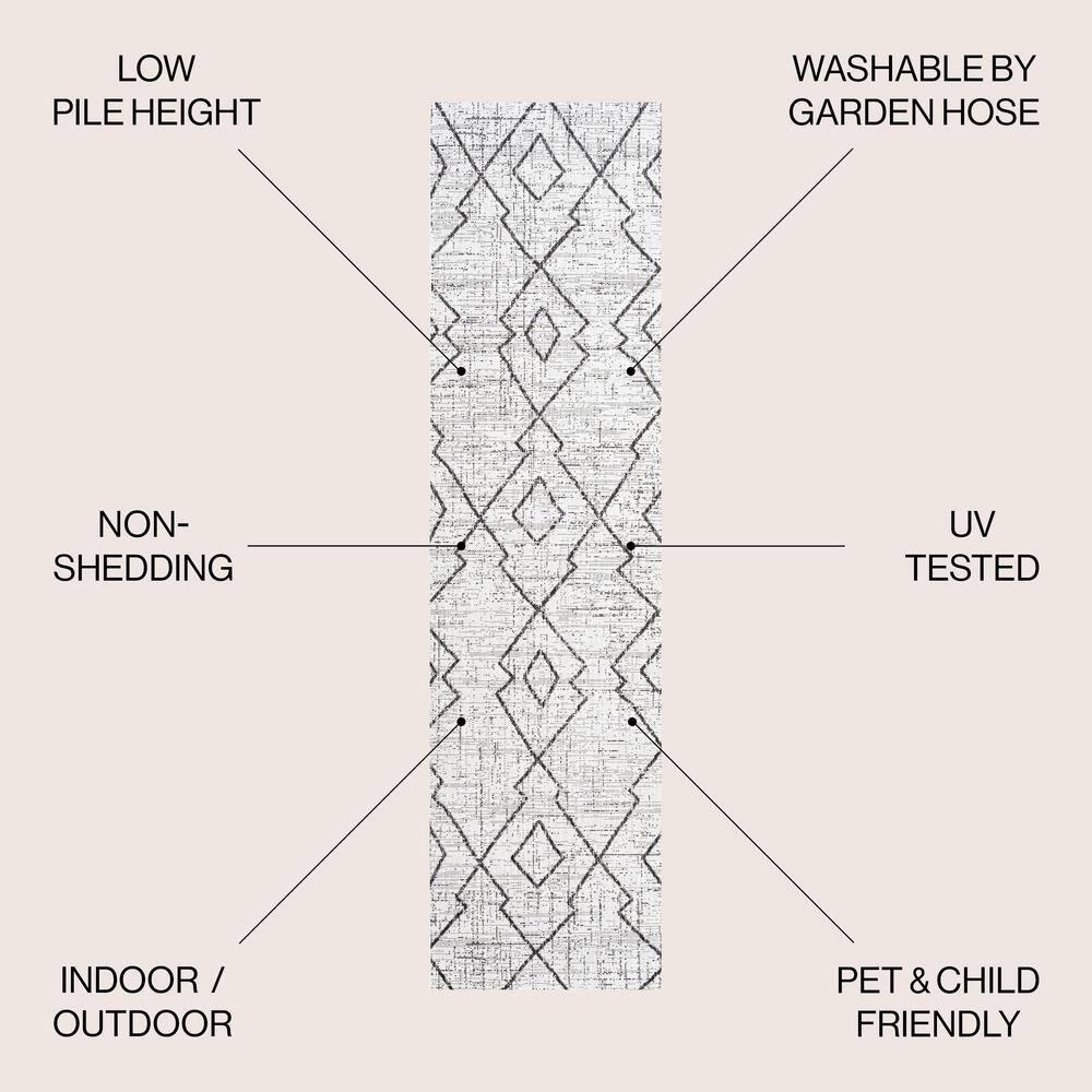 2'x8' Carwa  Diamond Trellis Indoor/Outdoor Runner Rug, Ivory/Black - JONATHAN Y