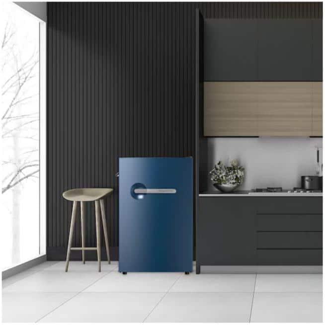 Frigidaire 4.5 cu. ft. retro compact fridge built-in side bottle opener W: 21.65" x L: 22.24" X H: 32.91" (Azure)