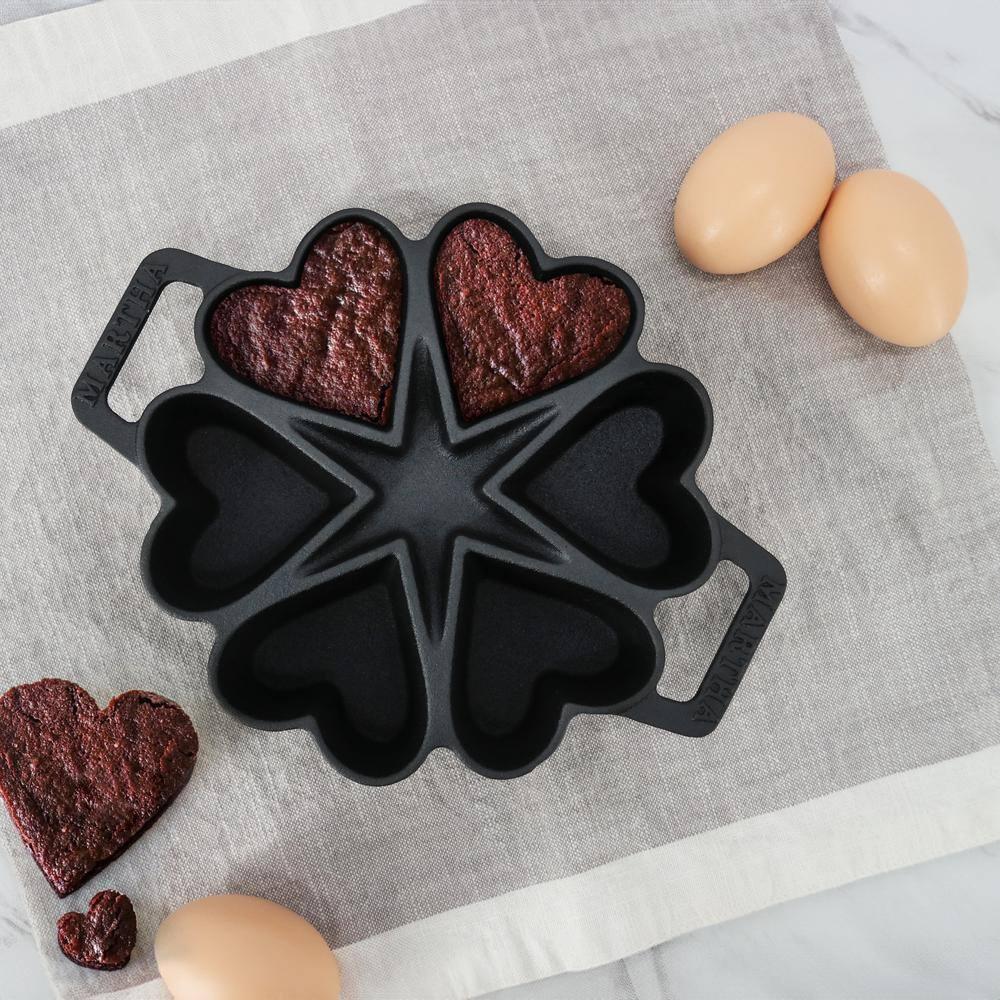 6-Cups Heart Mold Pre-Seasoned Cast Iron Pan in Black