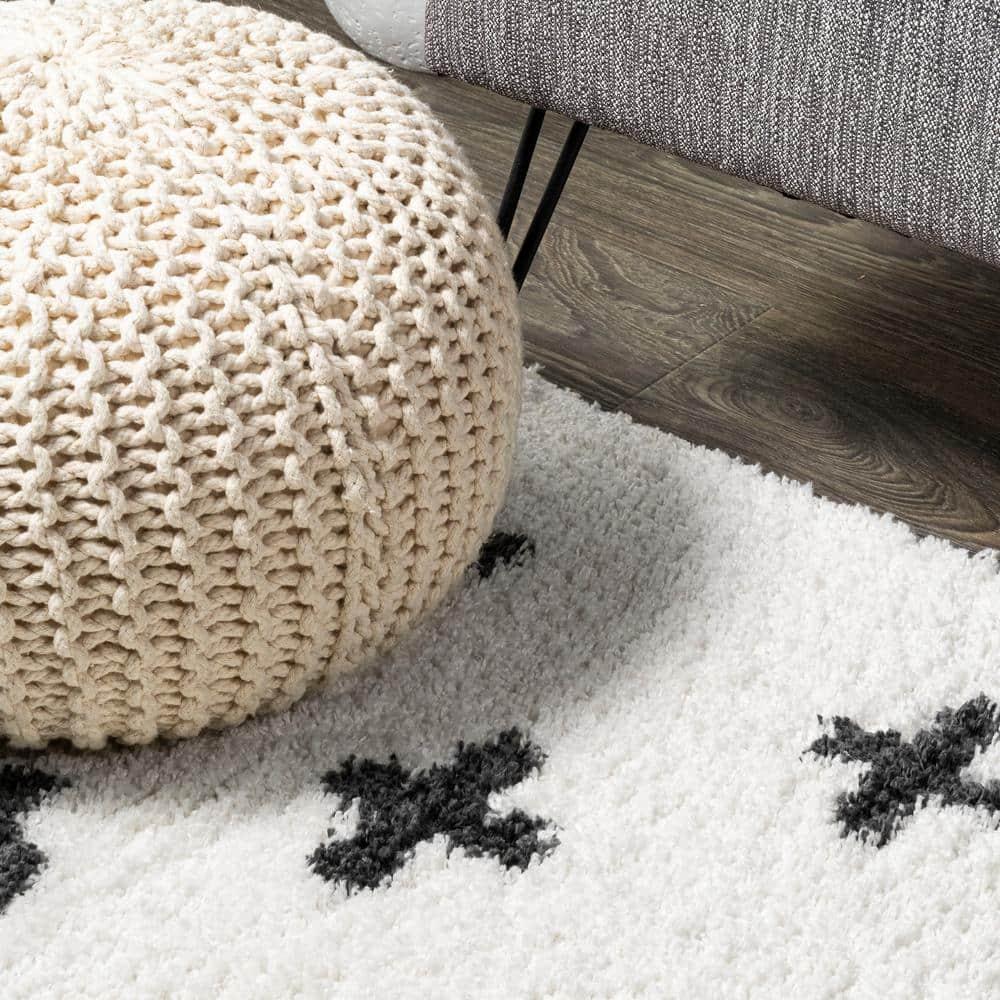 5'x8' Cristo Berber Geometric Shag Area Rug, White/Black - JONATHAN Y