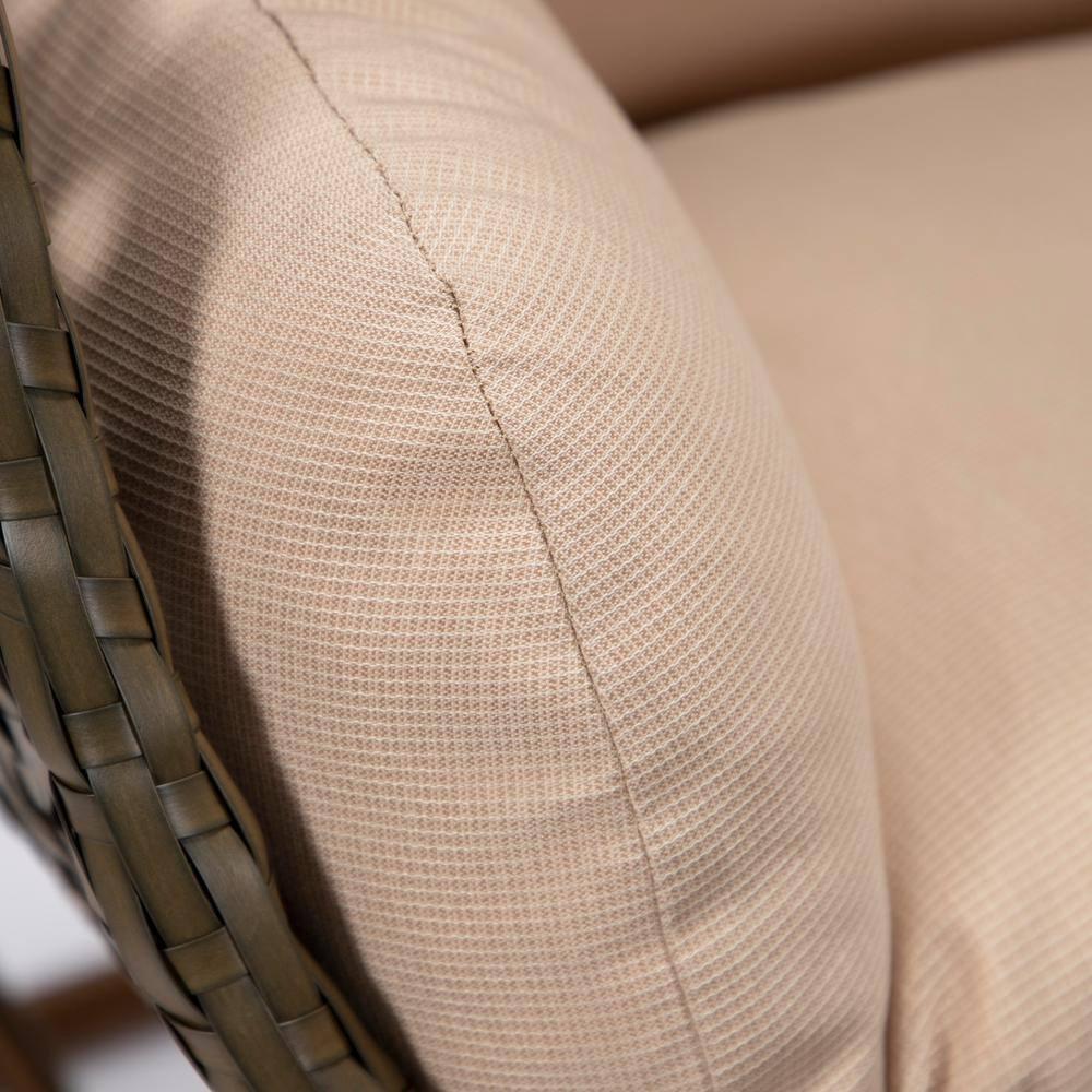 LeisureMod Columpio Colgante de Mimbre Beige con Soporte y Cojín, Perfecto para Relajarse en Interiores y Exteriores