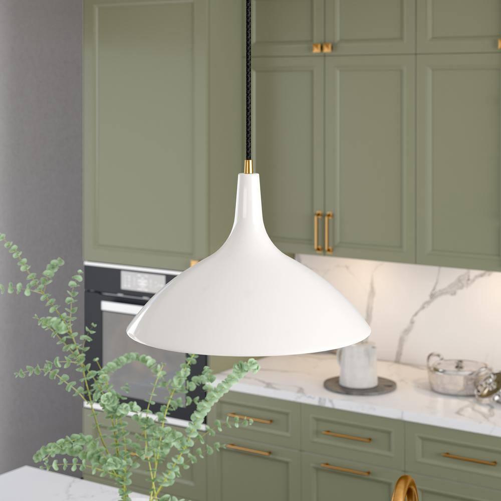 Evelyn&Zoe 14" Pearled White/Brass Metal Pendant