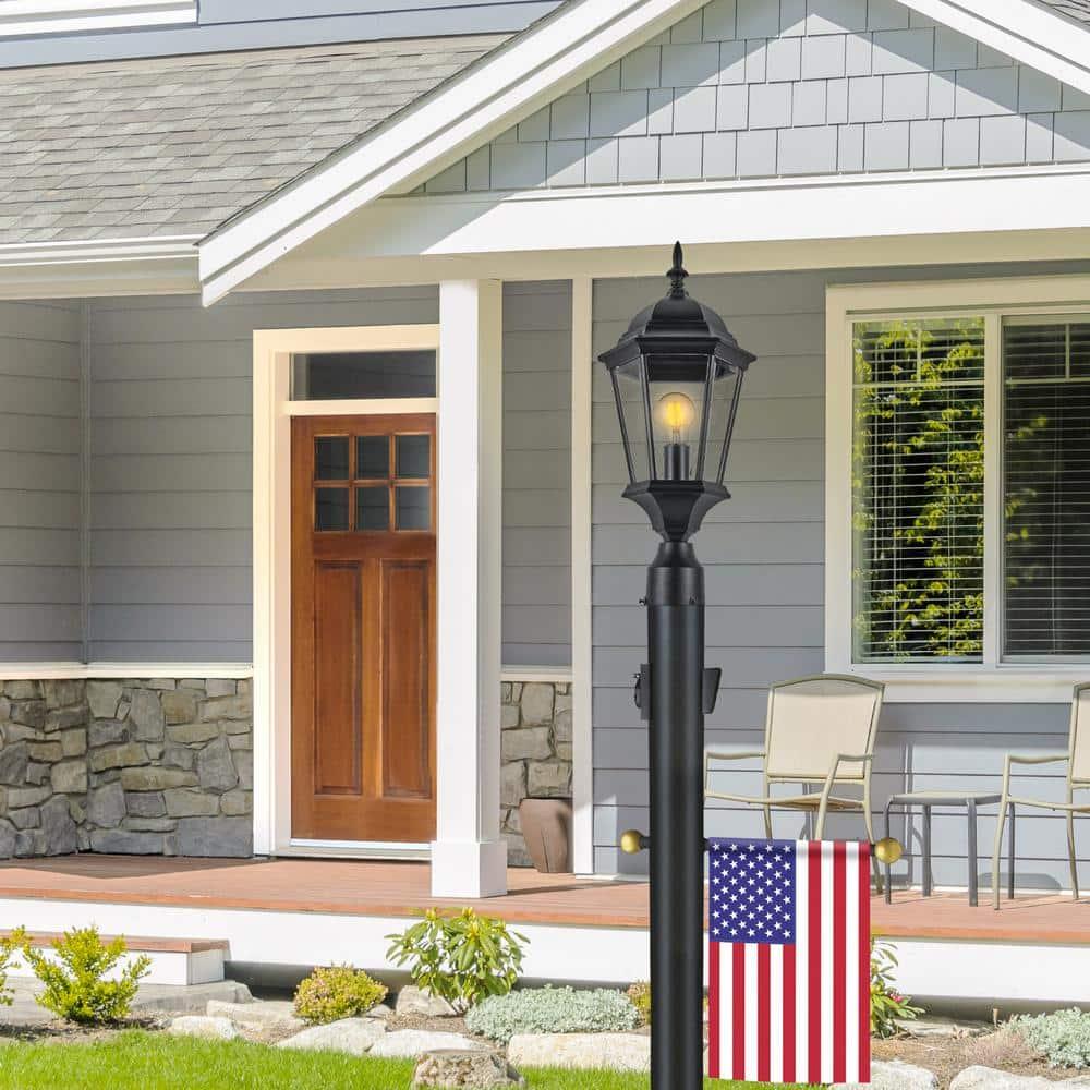 Design House,589812 Poste de Lámpara Tradicional para Exteriores con Brazo Cruzado de Plástico, Instalación de Enterramiento Directo, Toma de Corriente Incorporada y Sensor Fotocular Del Anochecer Al Amanecer en Negro
