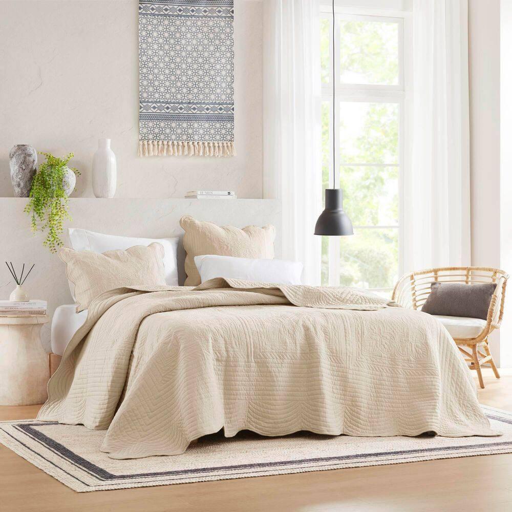 Tuscany Scalloped Edge Quilt Set