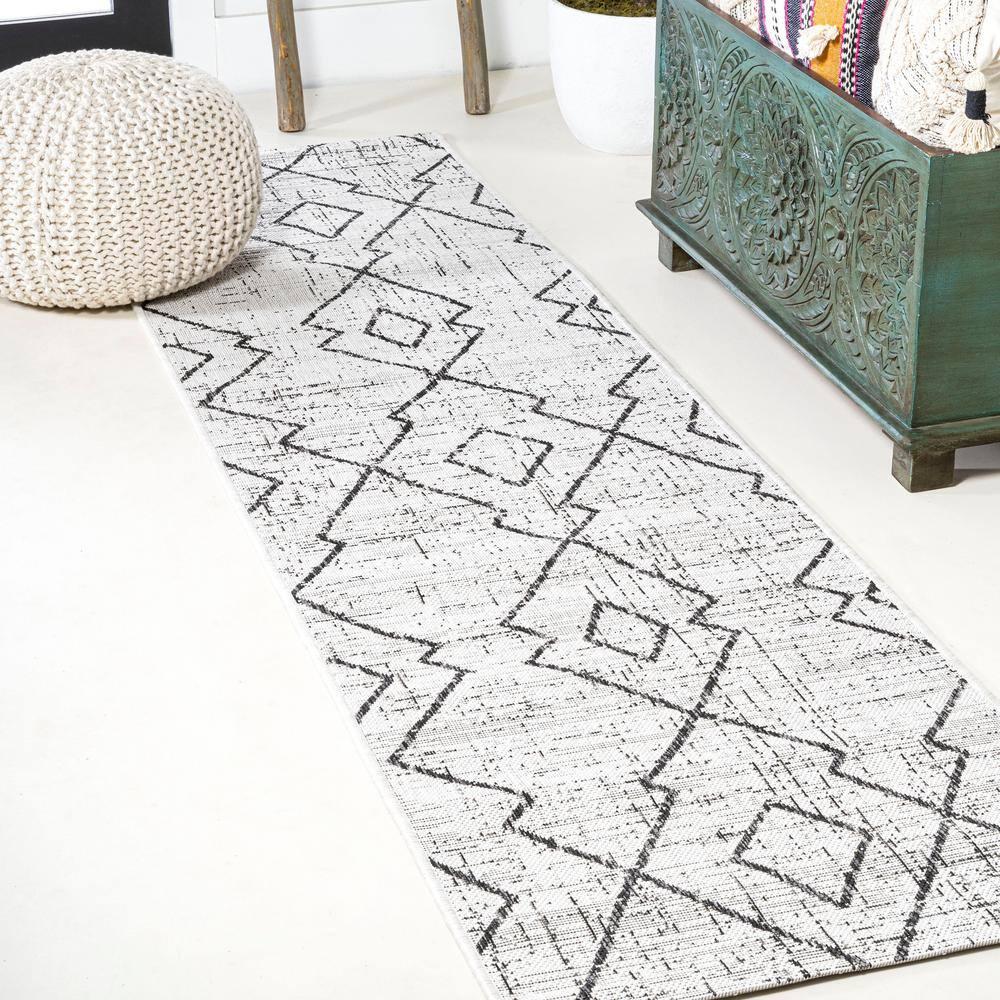 2'x8' Carwa  Diamond Trellis Indoor/Outdoor Runner Rug, Ivory/Black - JONATHAN Y