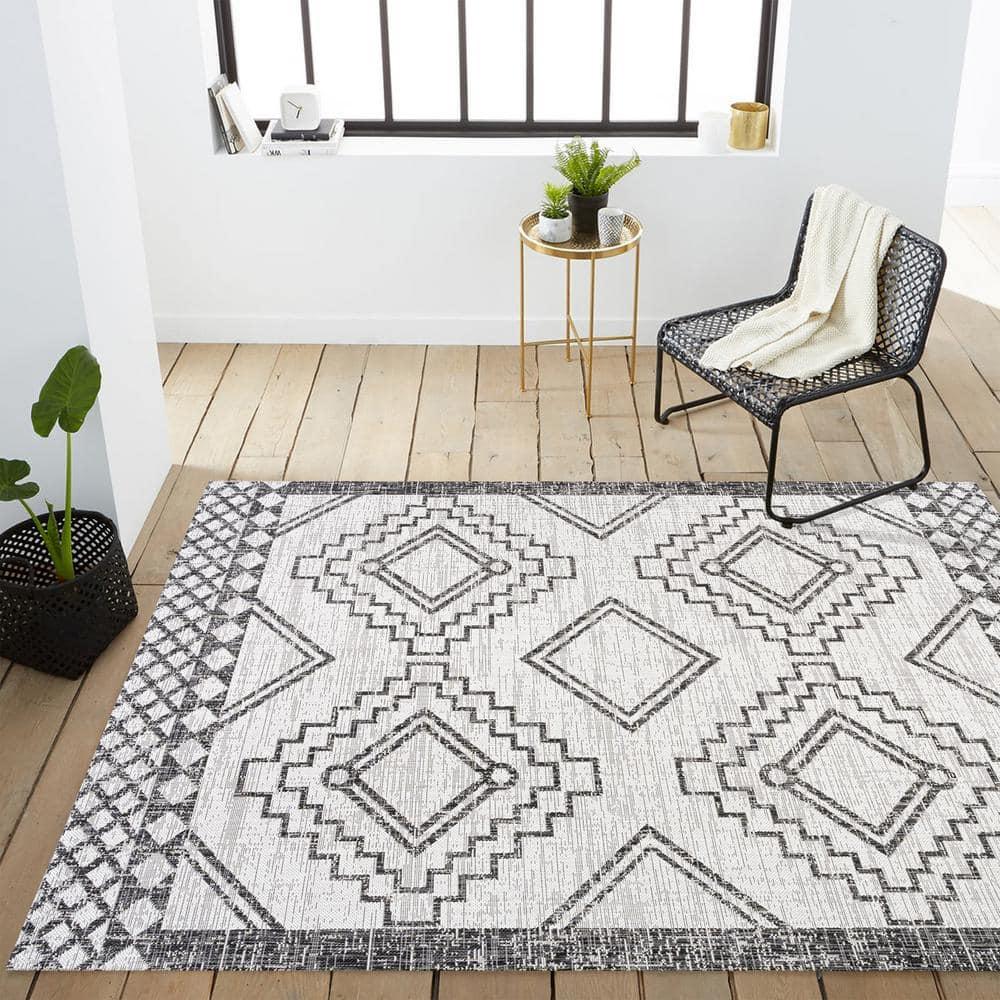 3'x5' Marokko Diamond  Medallion Indoor/Outdoor Area Rug, Ivory/Black - JONATHAN Y