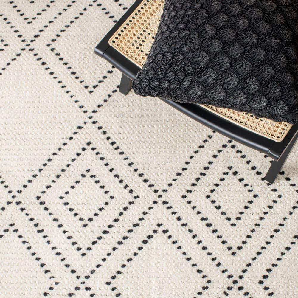 Casablanca CSB676 Hand Loomed Area Rug - Ivory/Black - 4'x6' - Safavieh.