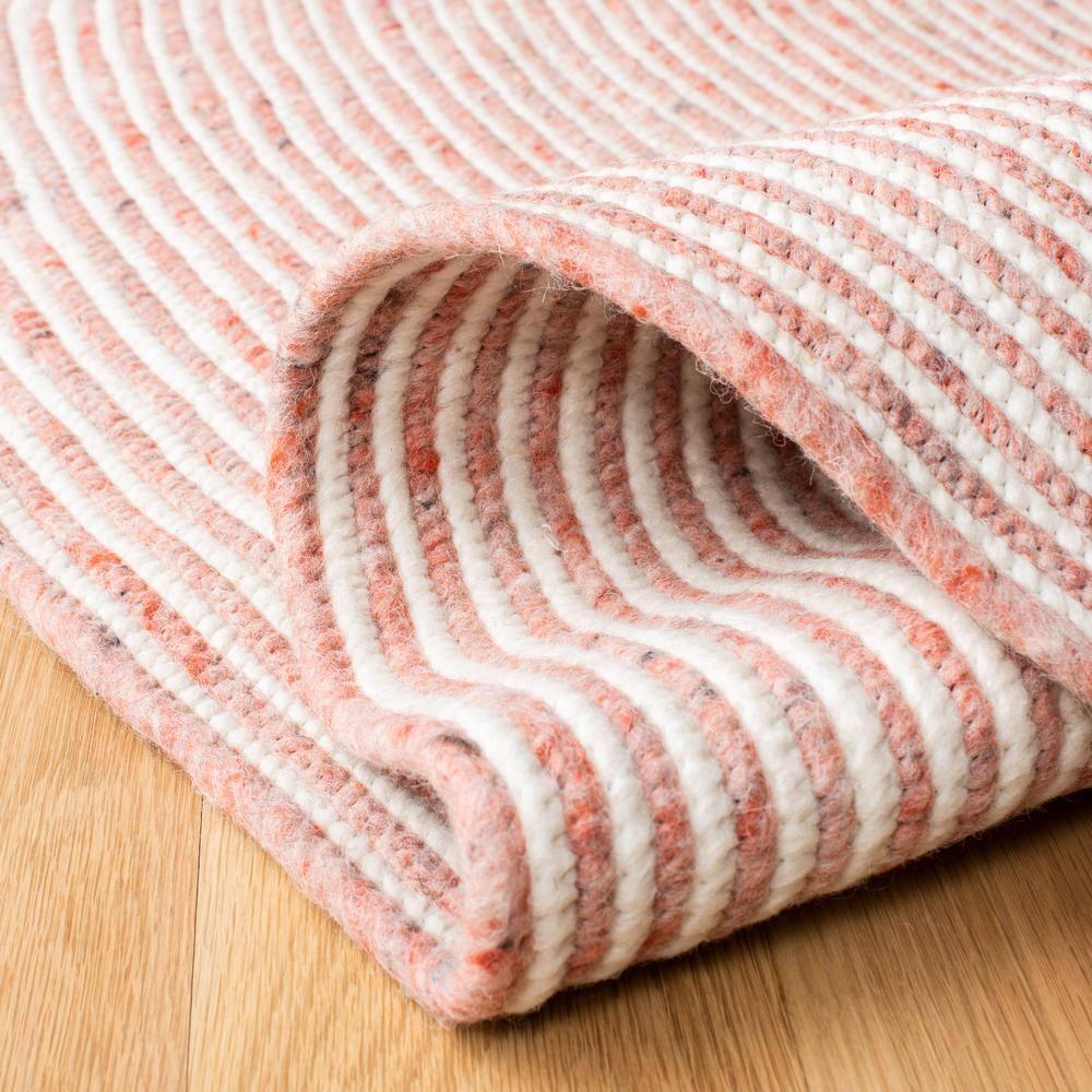 Braided BRD905 Hand Woven Area Rug - Red/Ivory - 3' round - Safavieh.