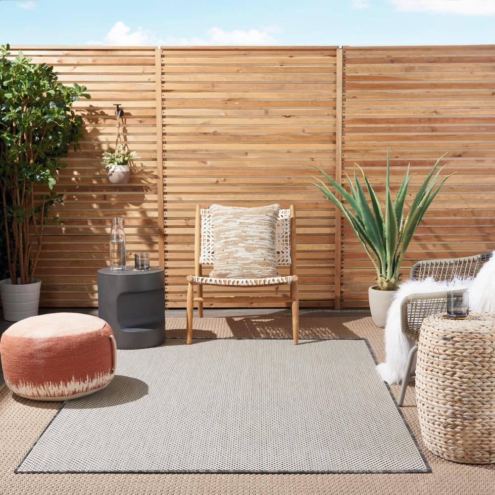 Beachcrest Home™ Rectangle Hartigan Geometric Machine Tufted Polypropylene Plastic Indoor / Outdoor Area Rug in Gray