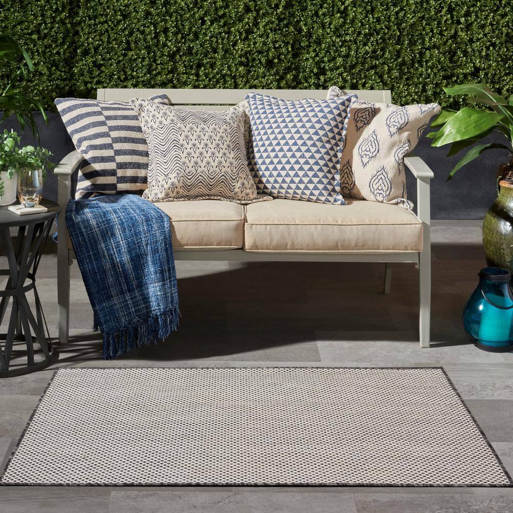 Beachcrest Home™ Hartigan Geometric Indoor / Outdoor Rug