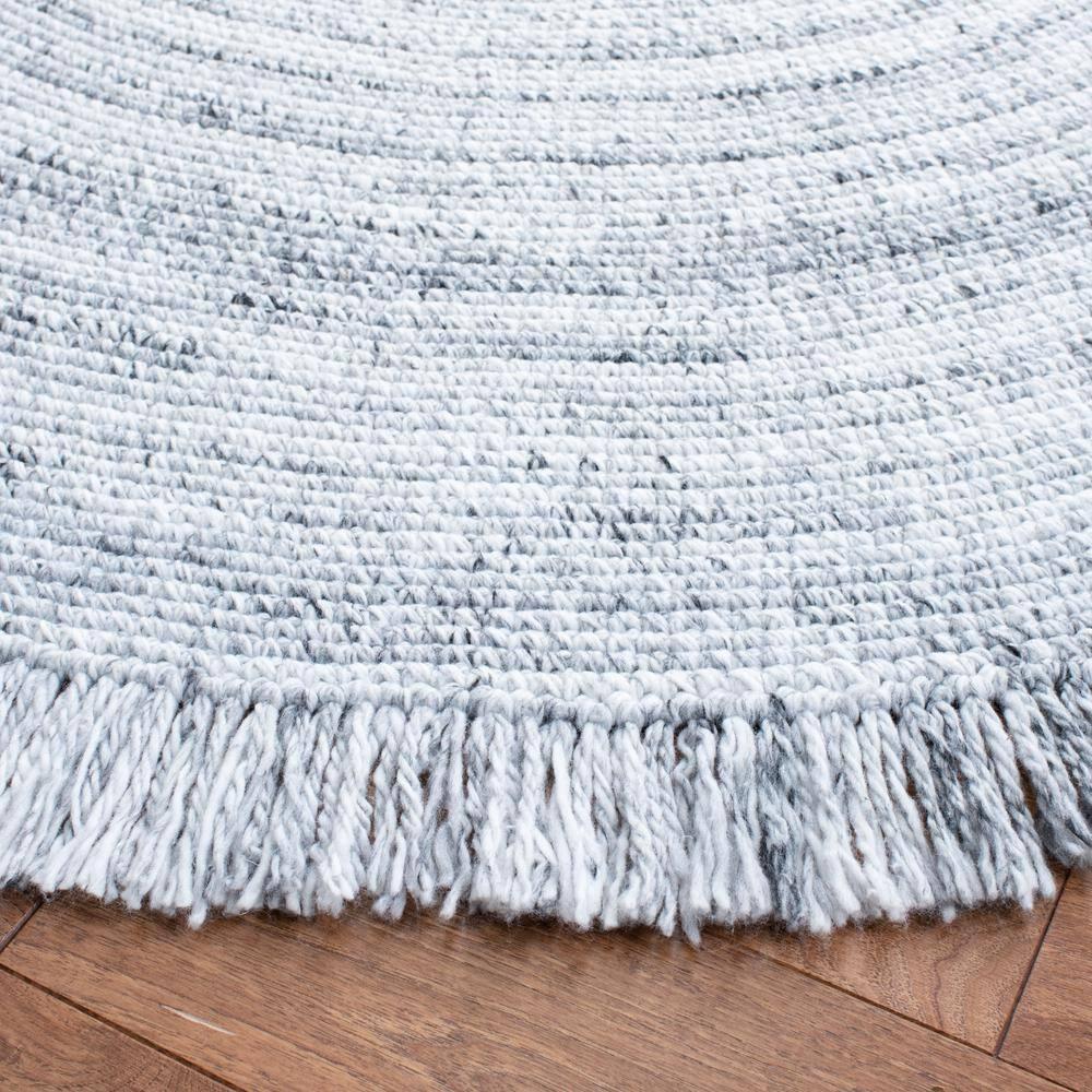 Braided BRD452 Hand Woven Indoor Area Rug - Light Grey - 5' Round - Safavieh