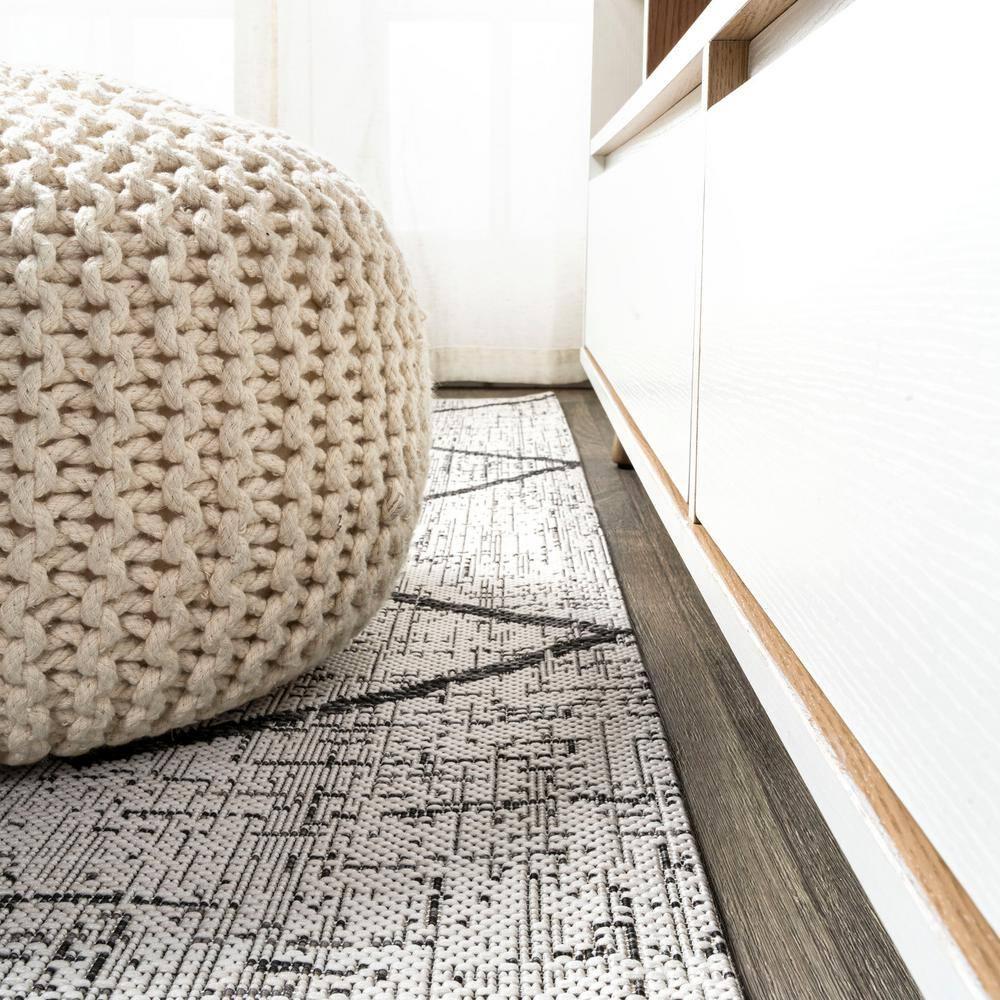 2'x8' Carwa  Diamond Trellis Indoor/Outdoor Runner Rug, Ivory/Black - JONATHAN Y