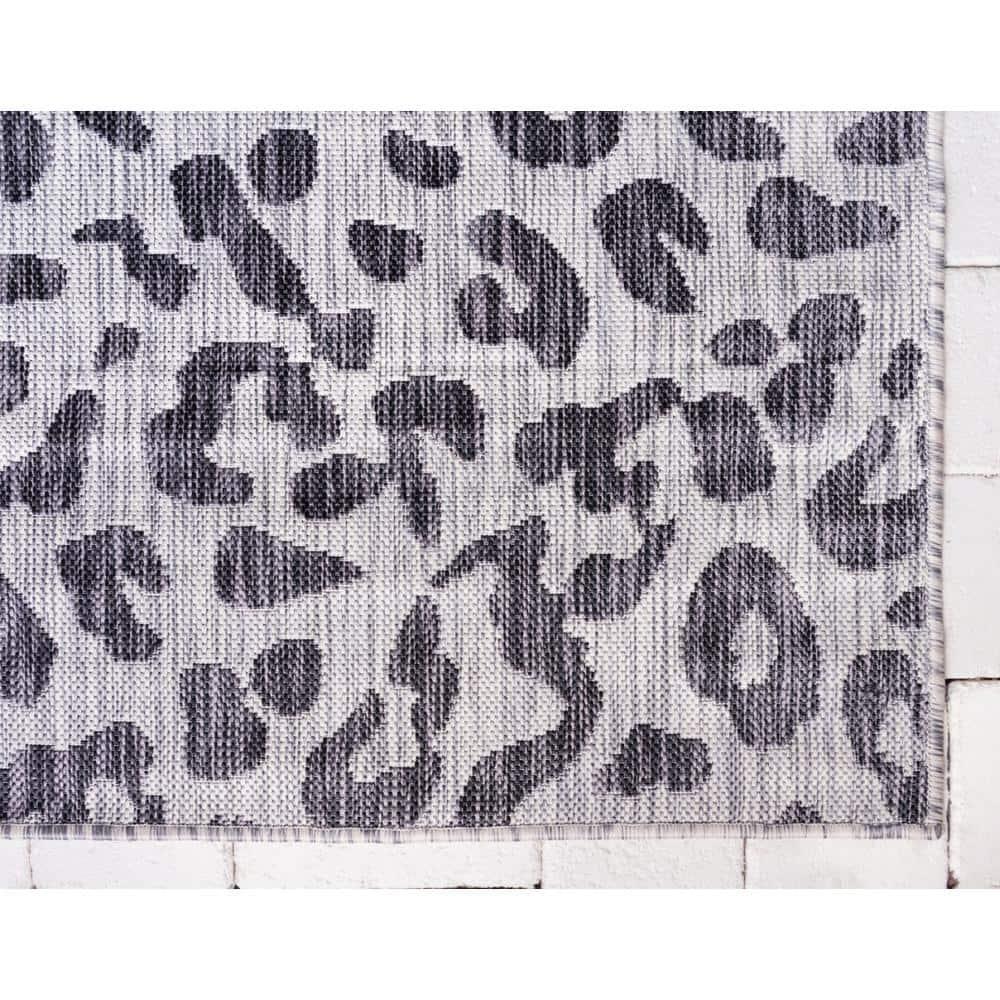 Unique Loom 4' 1 x 6' 1 Rectangle Indoor/Outdoor Safari Light Gray Area Rug