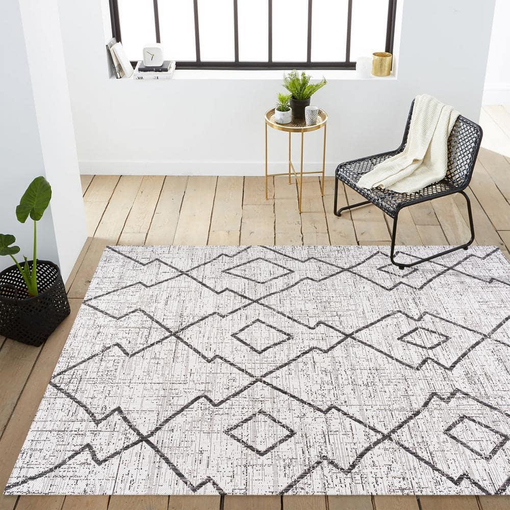 3'x5' Carwa  Diamond Trellis Indoor/Outdoor Area Rug, Ivory/Black - JONATHAN Y
