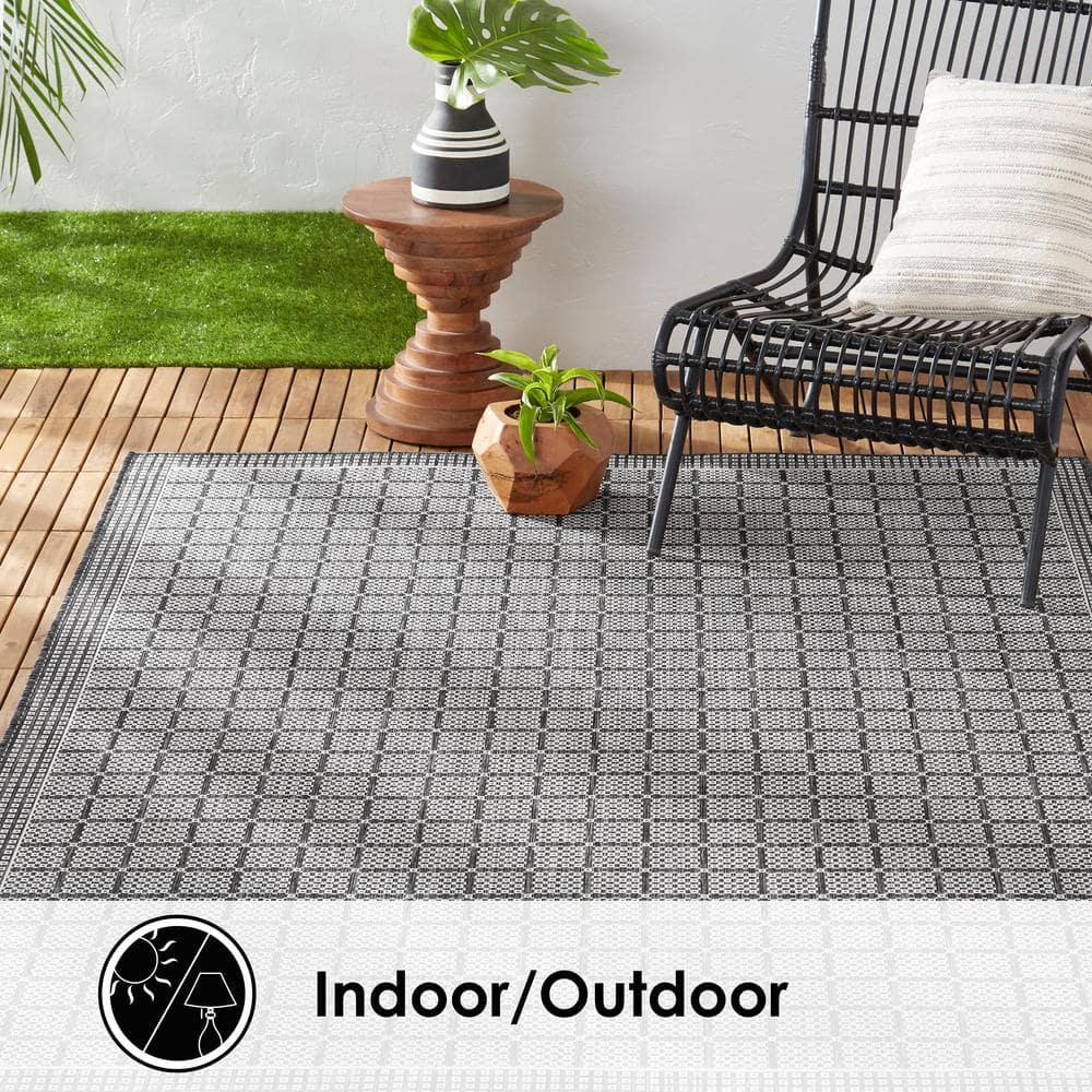 Nicole Miller New York Patio Country Luna Contemporary Geometric Indoor/Outdoor Area Rug, Black/Gray