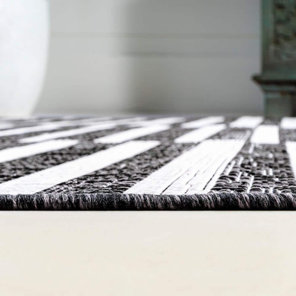 5'x8' Sukie Modern Offset Stripe Indoor/Outdoor Area Rug, Black/Ivory - JONATHAN Y