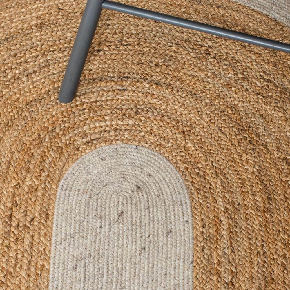 Braided BRD910 Hand Woven Indoor Area Rug - Beige/Natural - 5' Round - Safavieh