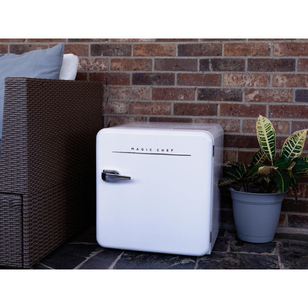 Magic Chef Magic Chef Retro 1.6 Cubic Feet Portable Mini Fridge
