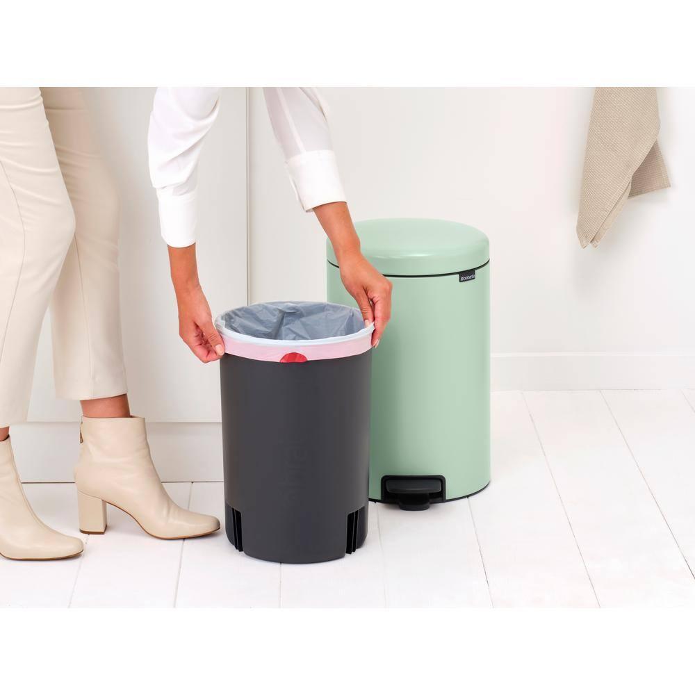 Jade Green Round Plastic Step-On Trash Can, 5.3 Gallon