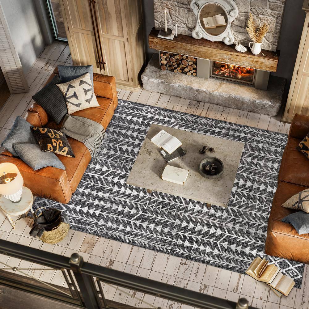 4'x6' Tokay Bohemian Geometric Indoor/Outdoor Area Rug, Black/Ivory - JONATHAN Y