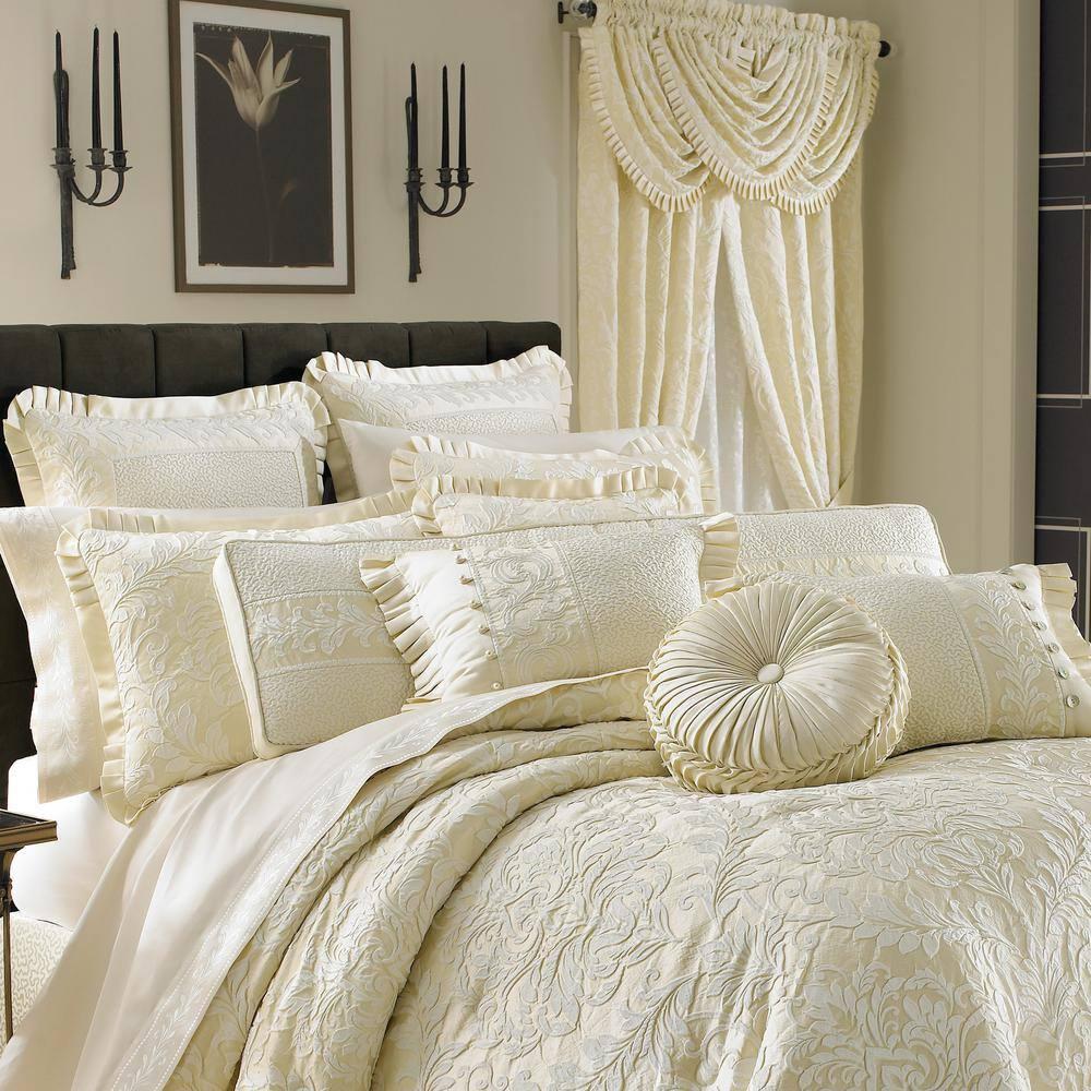 JQUEEN 7260971 New York Marquis Damask Pleated Comforter Set, Cream, Queen 4pcs