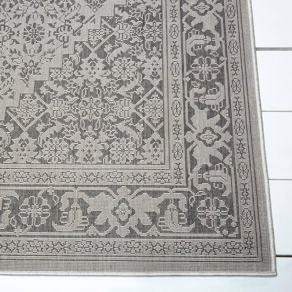 Nicole Miller New York Patio Country Dahlia Medallion Indoor/Outdoor Area Rug Grey/Black