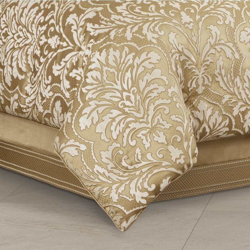 Augustina Comforter Set