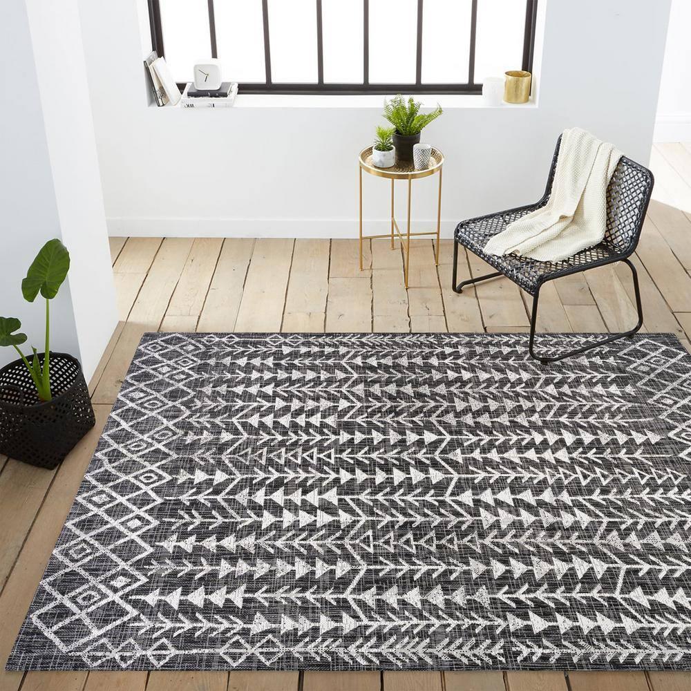5'x8' Tokay Bohemian Geometric Indoor/Outdoor Area Rug, Black/Ivory - JONATHAN Y