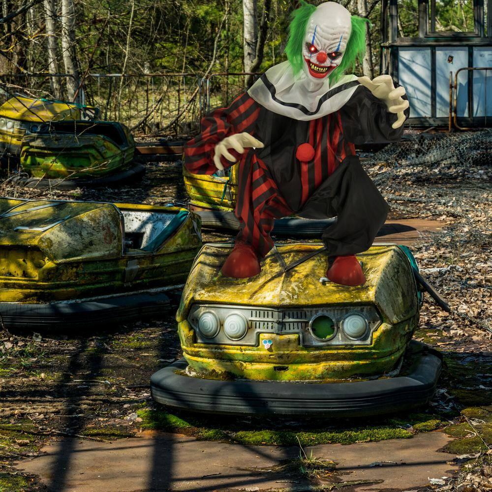 Haunted Hill Farm 32 In. Crouching Clown Creepy Animatronic with Lights and Sound, HHCLOWN-12FLSA