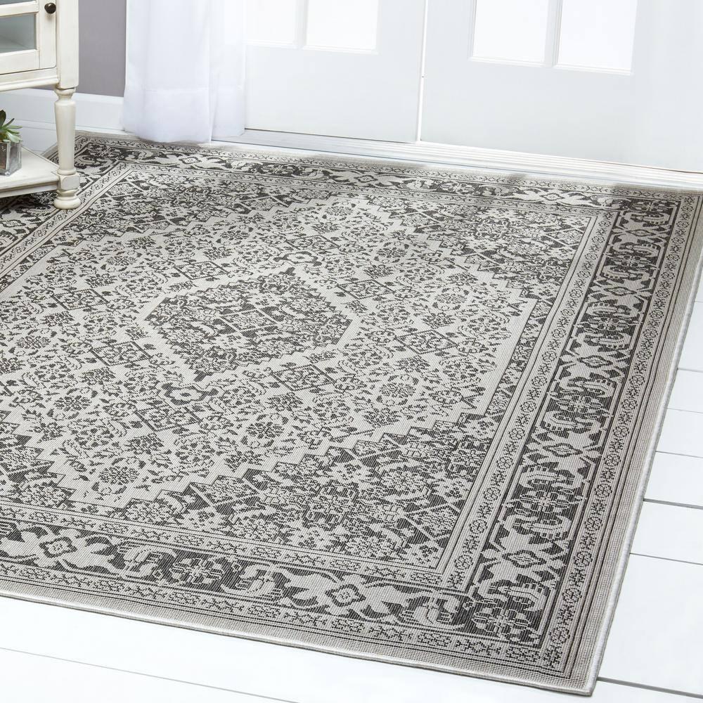 Nicole Miller New York Patio Country Dahlia Medallion Indoor/Outdoor Area Rug Grey/Black