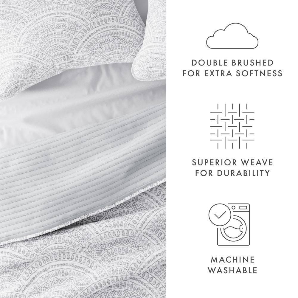 Noble Linens Light Gray 3 Piece Scallop Reversible Microfiber Quilt Set, Queen / Full