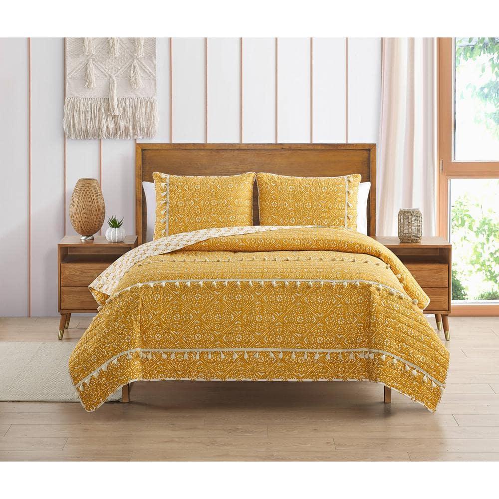 Design Studio DESIGN STUDIO Pasadena Medallion All-Season Soft Microfiber Quilt Set with Tassels